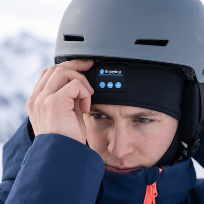 Justerar SkiBeat under hjälmen