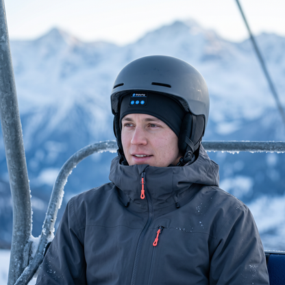 Skidåkare med SkiBeat i stolliften
