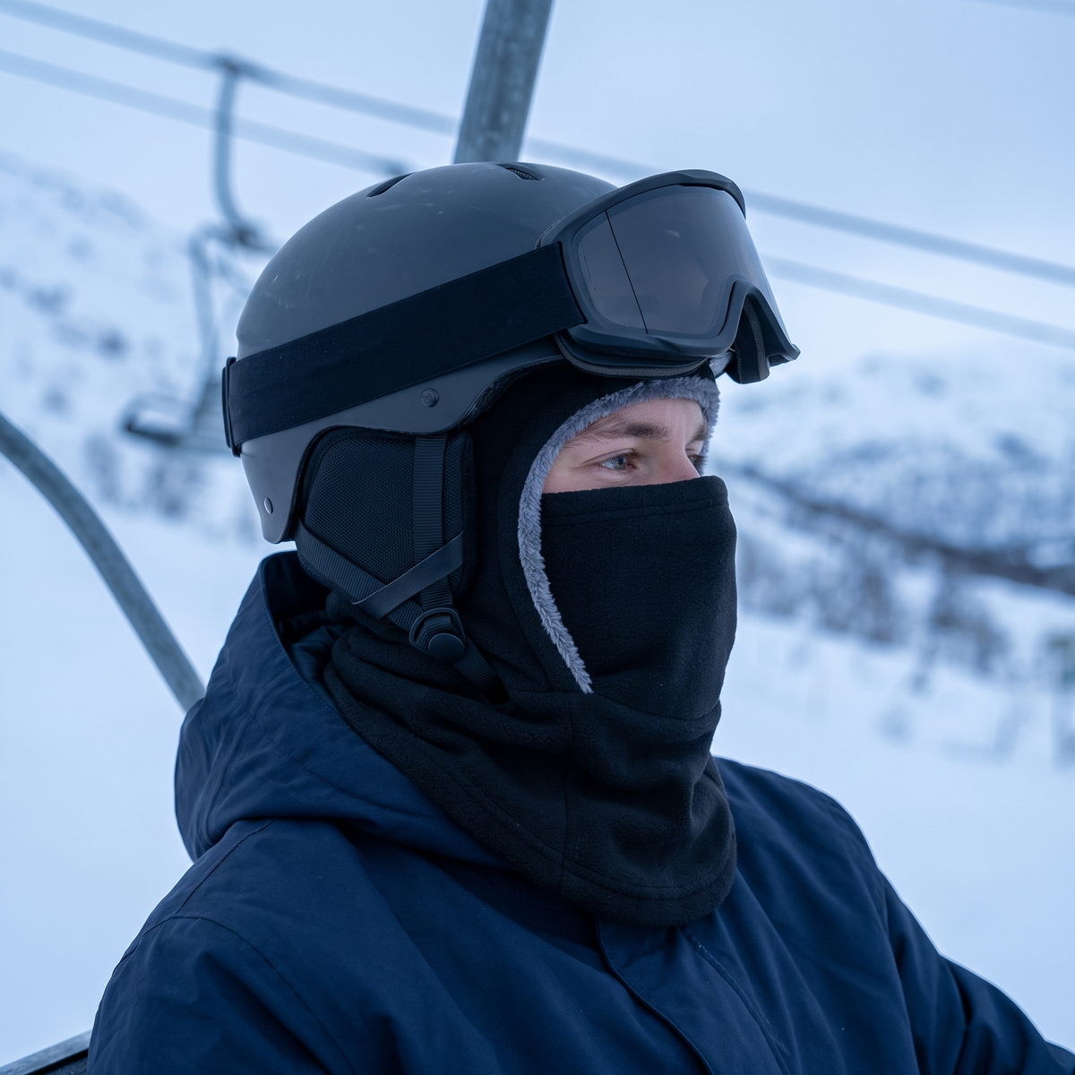 Coldguard buren under skidhjälm med goggles på, i liften
